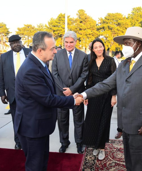 Museveni-arrives-in-Serbia2-scaled